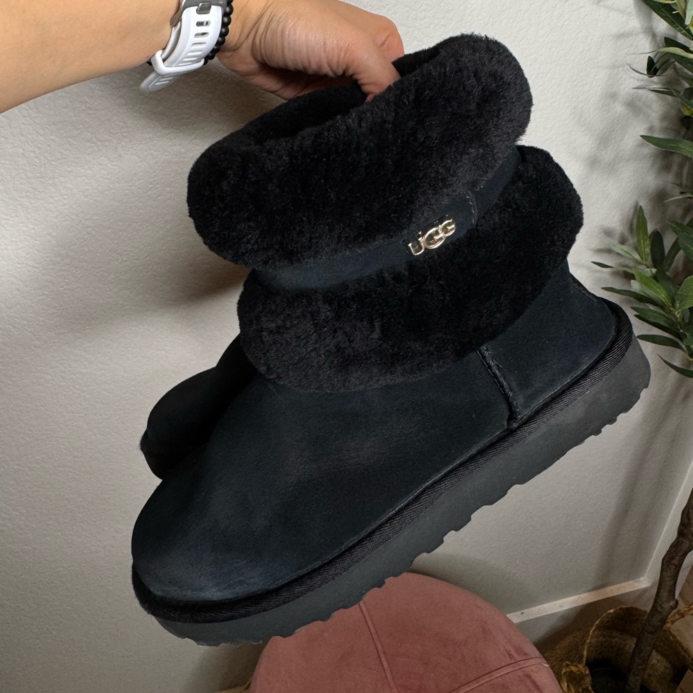 UGG Classic Short II Boots Women Size 7 Black Sheepskin Fur‎ Lined Winter Ankle